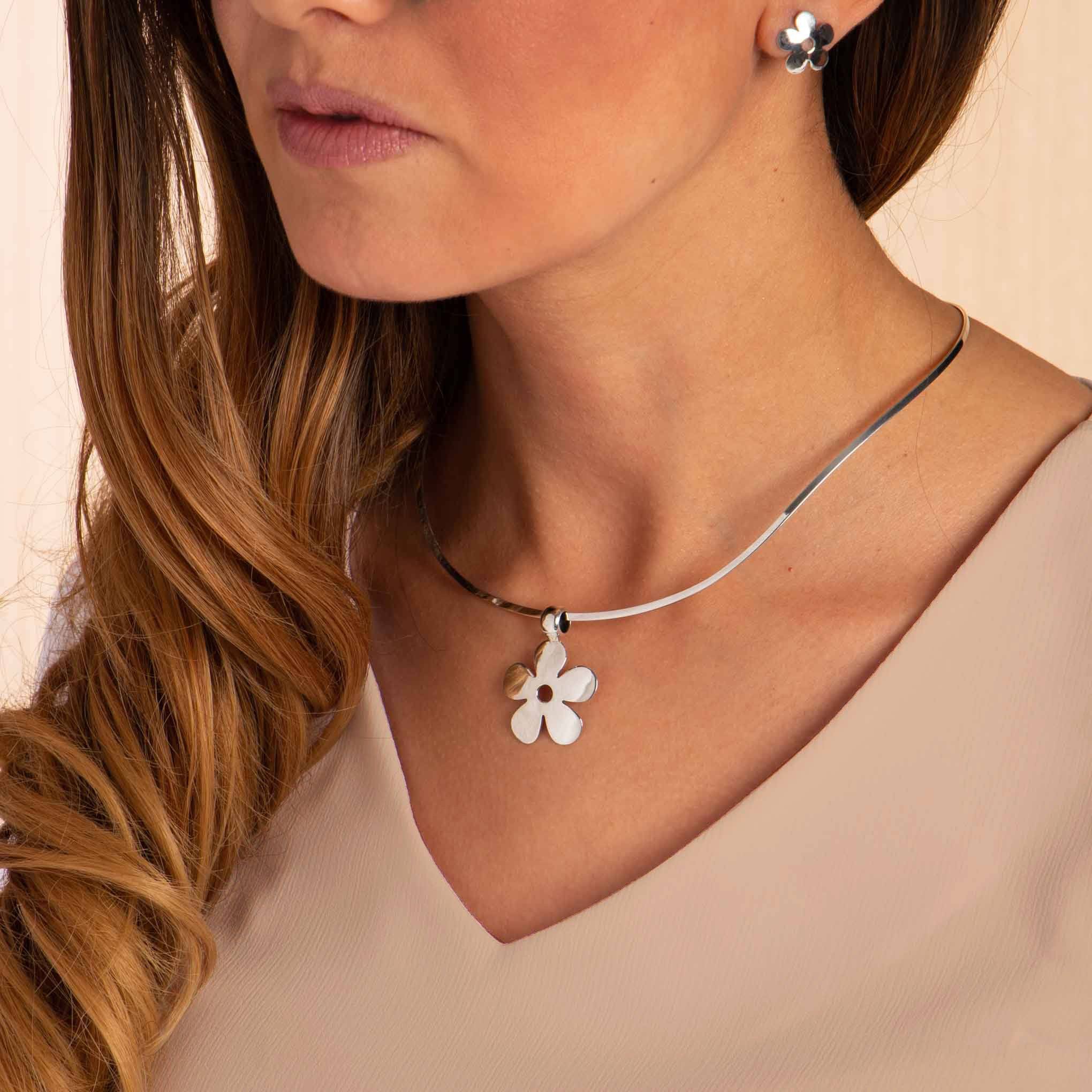 Dije y aretes de flor con pétalos circulares de Plata