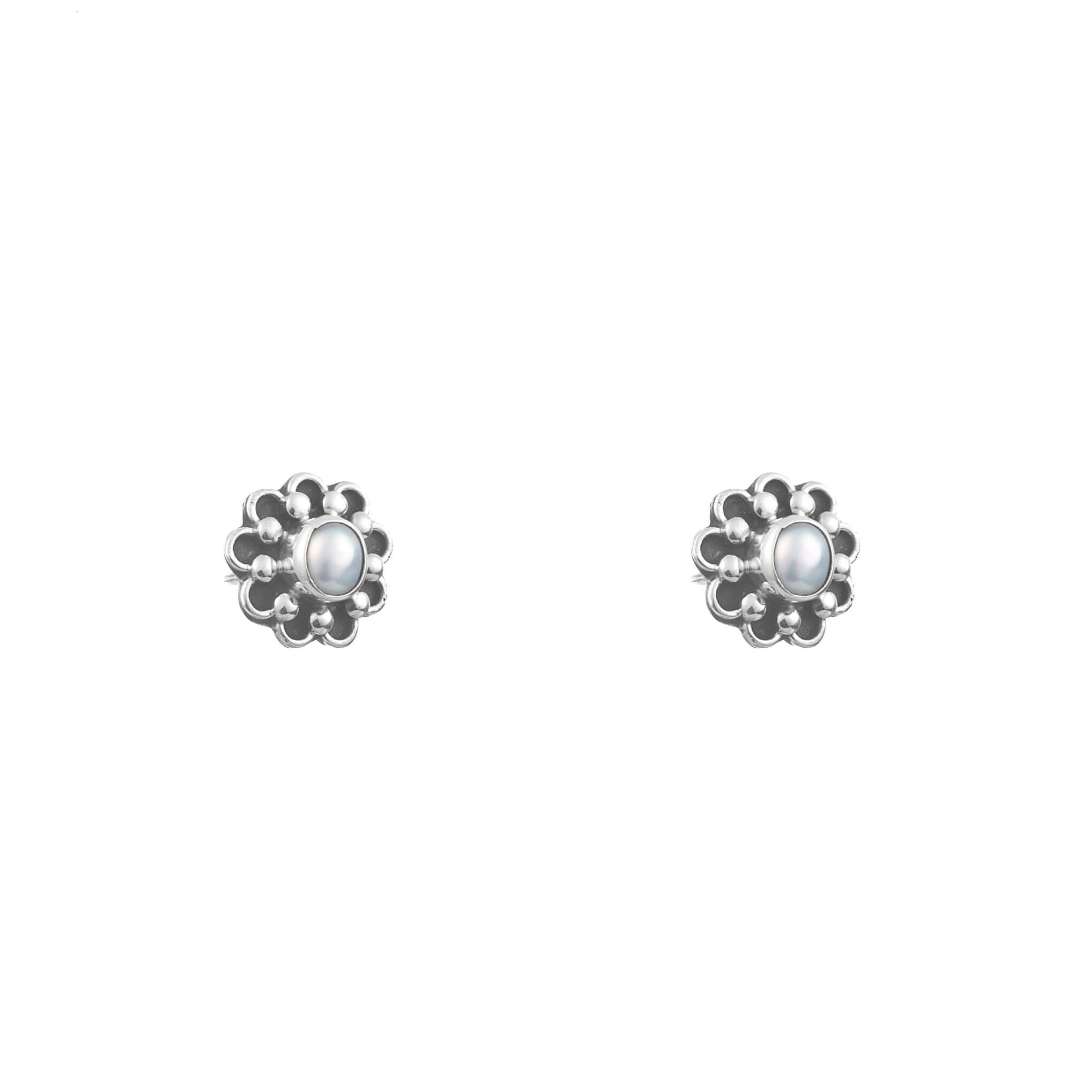 Aretes de plata floreados con perla