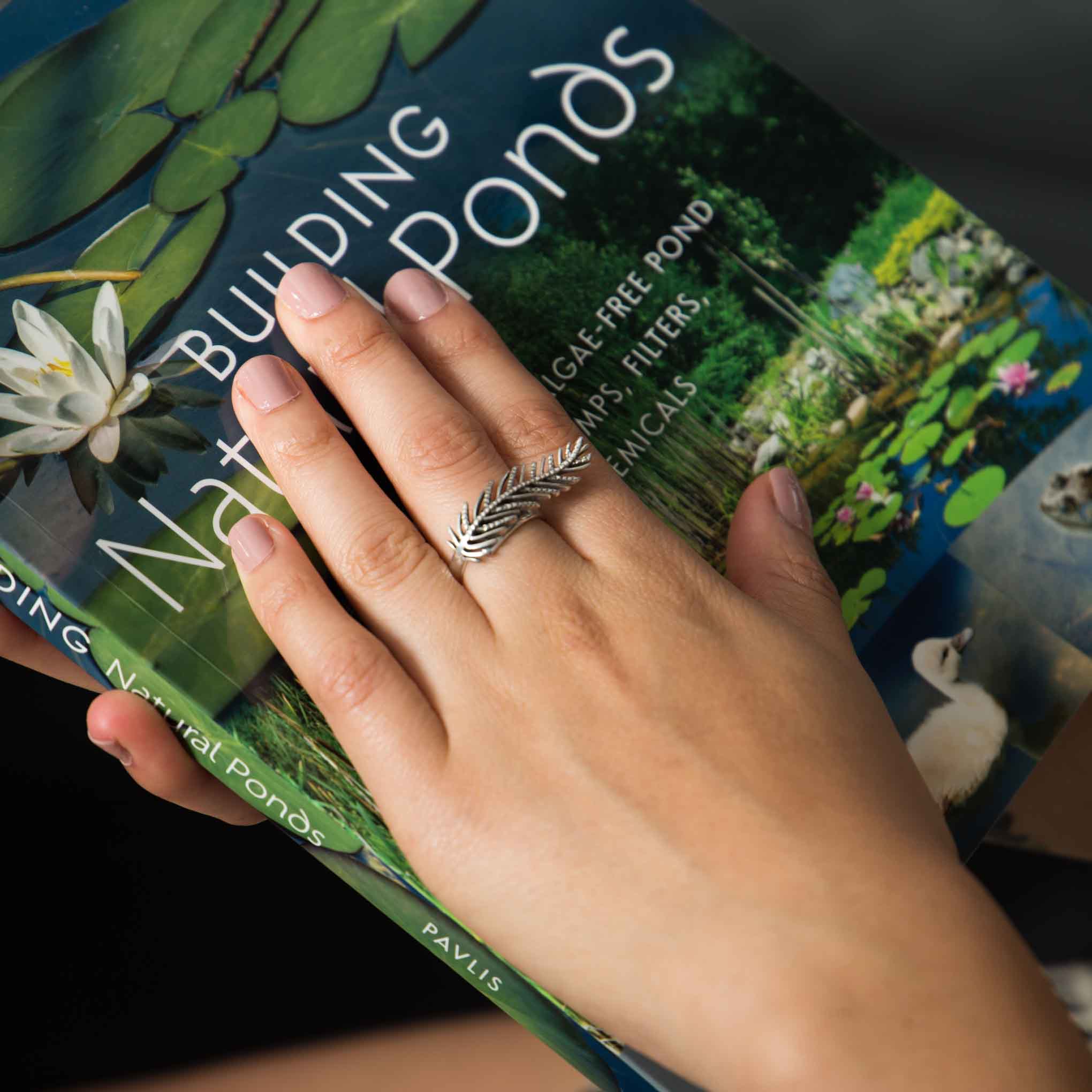 Anillo pluma de plata.