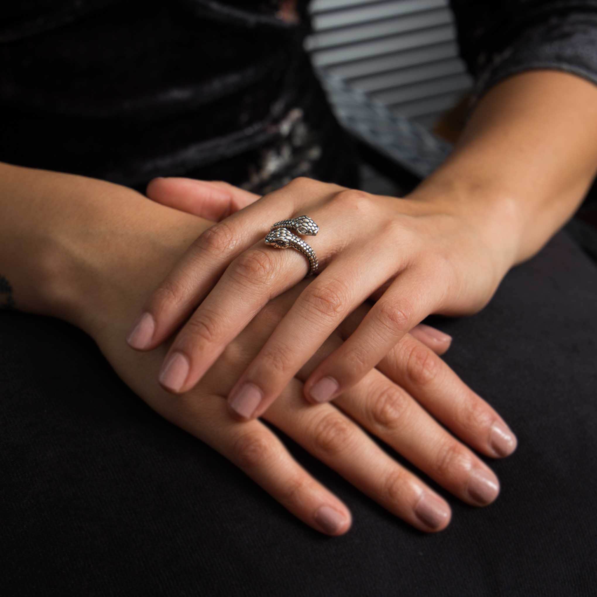 Anillo serpientes de plata